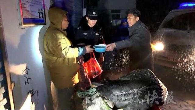 聋哑男子大雪纷飞夜席地而睡 市民给其送饭并报警