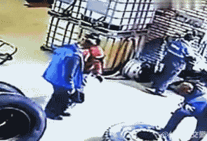 扬州一男子给轮胎充气时轮胎爆炸 鼻子如同刀削过