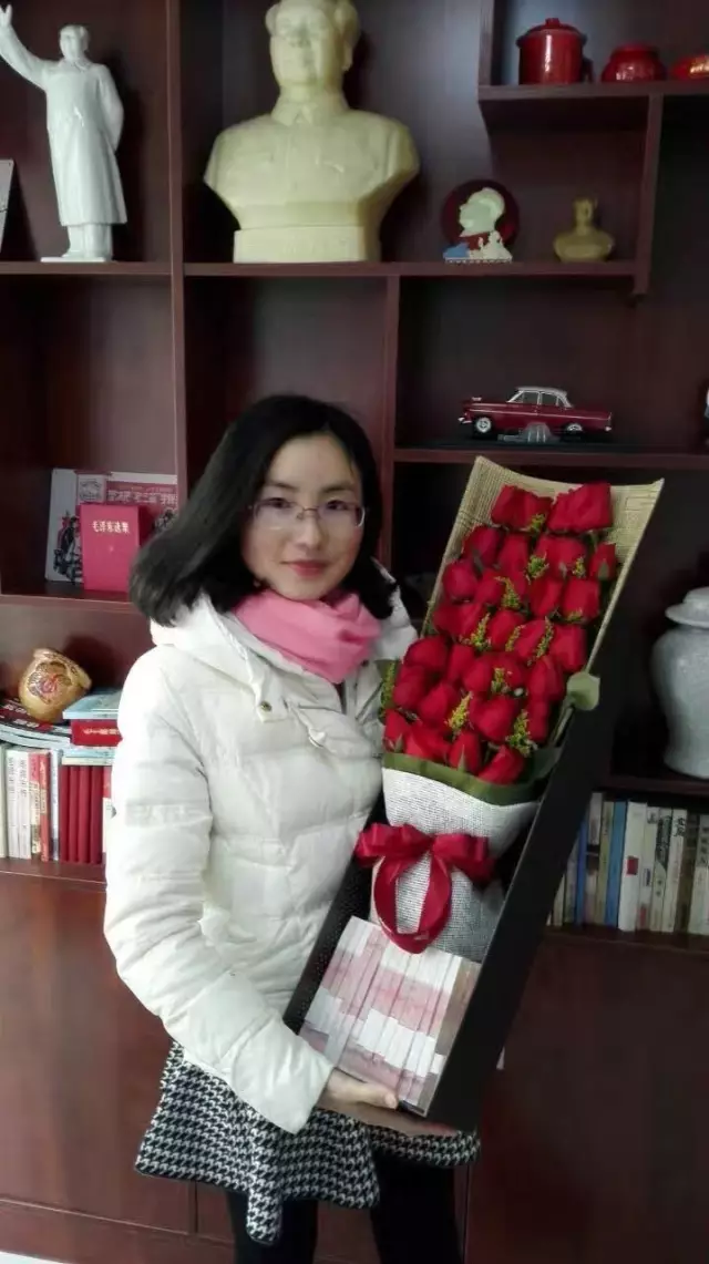 实力虐狗！丈夫送给老婆一束花 里面塞15万元整钞