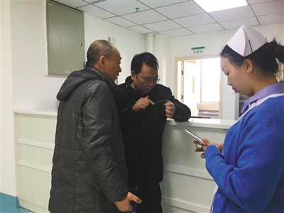 昨日，贵阳六院，杨绍雷（中）和医生护士在一起。