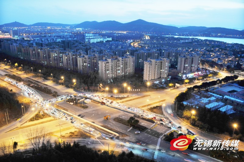 昨天傍晚,蠡湖大道、周新路十字路口,车辆有序缓慢通行。