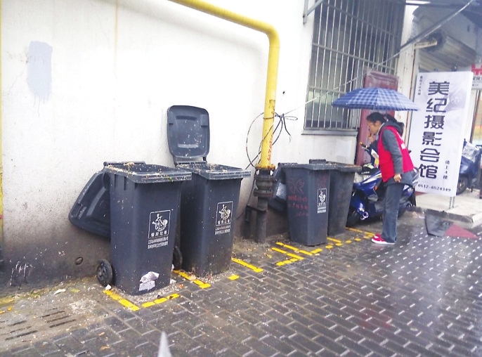 社工在调研凤凰街口餐厨垃圾问题 社工在调研凤凰街口餐厨垃圾问题