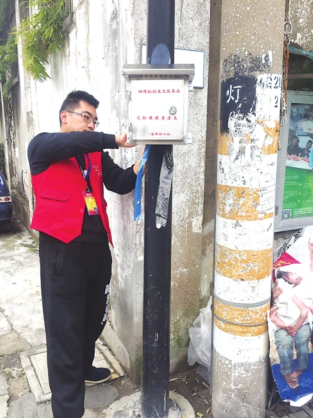 社工在社区安装宠物清洁箱 社工在社区安装宠物清洁箱