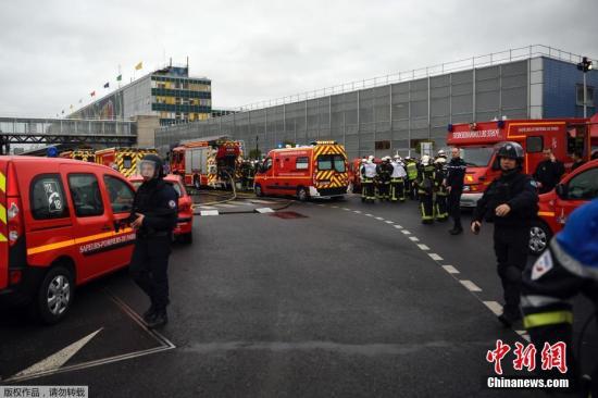     当地时间3月18日，法国巴黎奥利机场(Orly airport)发生枪击事件，一名男子因抢夺士兵枪支被击毙。目前，机场已经被疏散。  