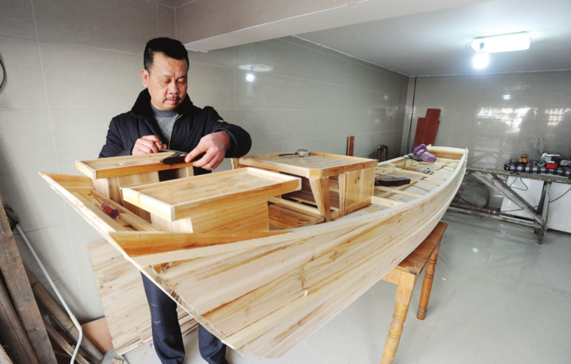 　　太湖渔民蒋金土在制造小型七桅帆船。　　□记者　　濮建明　　摄
