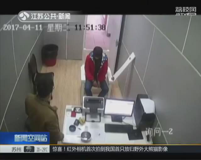 穿着偷来的衣服上网 小偷坐网吧被民警抓正着