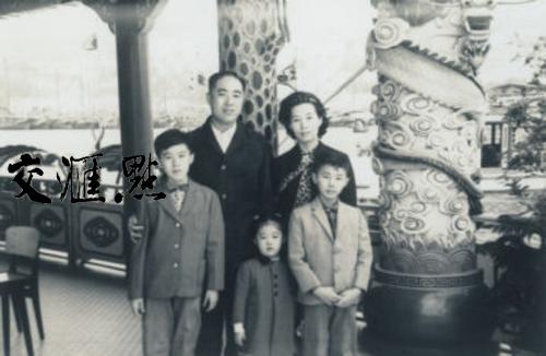 老照片：和家人在一起(左一是唐英年)