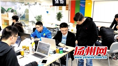 创新创业扬州大学生参加微软创新中心的&ldquo;码拉松&rdquo;编程大赛。
