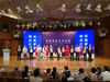 论坛现场，南京艺术学院党委书记管向群向发言嘉宾赠送漫画肖像，与嘉宾合影。
