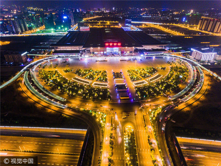 航拍夜色中的南京南站 灯光璀璨景色迷人