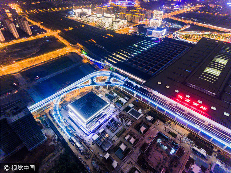 航拍夜色中的南京南站 灯光璀璨景色迷人