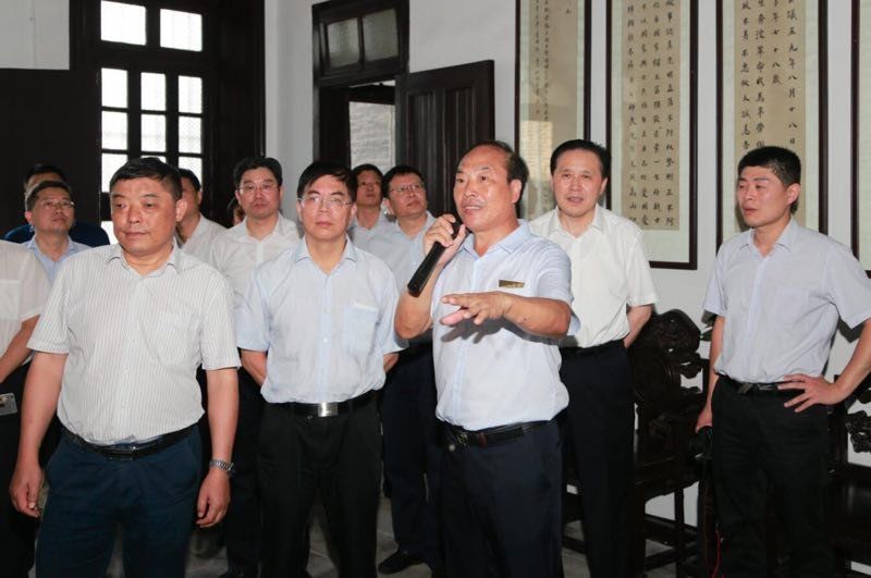 省党外人士考察团来镇江参观考察