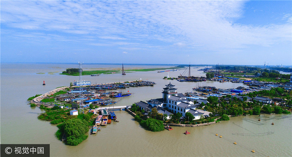 江苏淮安:洪泽湖上空现"鱼鳞云"美景