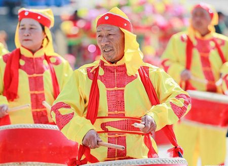 Cultural troupes perform for people living in east China's rural areas
