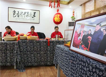 Villagers in Mazhuang Teach You How to Make A Sachet Bought by President Xi