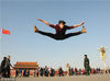 2017年02月23日，北京天安门广场，一位准备参加某舞蹈学院艺考的男生腾空起舞。