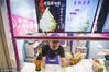 2018年10月9日，山西太原，工作人员展示老陈醋冰激凌与制作冰激凌的老陈醋。