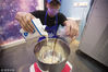 2018年10月9日，山西太原，工作人员正在演示如何制作老陈醋冰激凌。