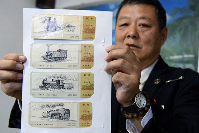 河南新乡：列车员14年收集1200多张站台票 37种装满5大本