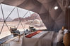 当地时间2018年10月9日，约旦瓦迪拉姆沙漠，太阳城营地旨在为人们提供火星生活般的体验。这片与火星表面看似相近的红土地，位于2015年雷德利·斯科特执导的电影《火星救援》取景地附近，而这部曾获奥斯卡提名的大热电影也为如今太阳城营地里的20个未来主义圆顶帐篷提供了灵感。