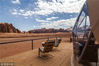 当地时间2018年10月9日，约旦瓦迪拉姆沙漠，太阳城营地旨在为人们提供火星生活般的体验。这片与火星表面看似相近的红土地，位于2015年雷德利·斯科特执导的电影《火星救援》取景地附近，而这部曾获奥斯卡提名的大热电影也为如今太阳城营地里的20个未来主义圆顶帐篷提供了灵感。