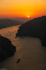 2018年10月11日，湖北宜昌，秭归县长江西陵峡拍摄的朝阳美景。