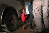 当地时间2018年6月12日，美国德克萨斯州麦卡伦，一名两岁洪都拉斯小女孩看着妈妈被拘捕后哭泣。根据特朗普政府的“零容忍”移民政策，美国边境执法人员从今年4月开始，在逮捕非法入境者时强制分离其未成年子女，所有被逮捕的非法入境者，都会被关押入狱面临审判甚至遣返，在这一过程中将其子女另行安置，人为制造“骨肉分离”悲剧，遭到各方批评。John Moore/视觉中国