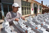 2018年4月16日，在山东省日照市山海天旅游度假区两城街道肖家村，今年60岁的郭长海在展示他刚刚制造完毕的26艘“驱逐舰”模型。刘明照/视觉中国
