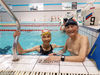 2018年7月22日，江苏镇江。在镇江市全民健身中心泳馆内，八旬夫妻符德辅和刘琼蓉，算是泳池里面的“明星”。夫妻两人坚持游泳健身，还是“联袂登场”。万凌云/视觉中国