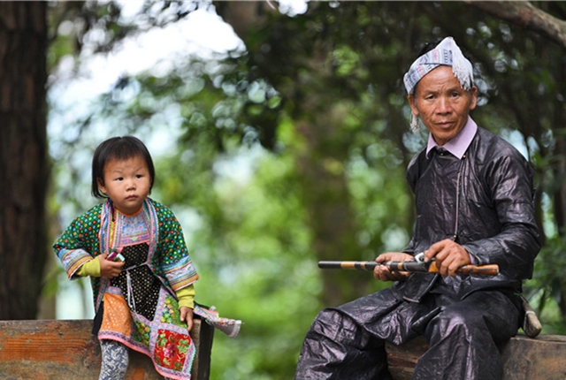 图片故事：探访中国最后的枪手苗寨部落 用镰刀剃头