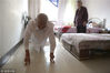 2015年10月19日，重庆97岁老人能用三只手指做俯卧撑。病友/视觉中国