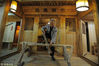 2016年11月23日，贵州省贵阳市，73岁的贵州老木匠，在贵阳城里的家中打造了一栋小木屋，木屋主体结构几乎不用钉子。彭哲俊在堂屋前制作屋内小饰品。