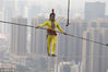 2015年5月16日，昆明，“300米昆明双塔 极限钢丝秀“在昆明西山万达广场心跳上演。6项吉尼斯世界记录保持者——有“高空飞人”之称的艾斯凯尔，将在中国最高的的双塔建筑——300米万达·昆明双塔，挑战“高空蒙眼倒走钢丝”的世界纪录。
艾斯凯尔在高空头顶饮料走钢丝