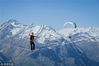 当地时间2017年4月7日，法国萨瓦，每年3月到4月，数百人相聚阿尔卑斯山莱萨尔克滑雪场，参加冬季Festislack活动，在离地几十英尺高的仅有2厘米宽的弹力绳上展示自己的平衡能力。参与者在海拔2000米的高空展示各种走钢丝技能，令人瞠目结舌。