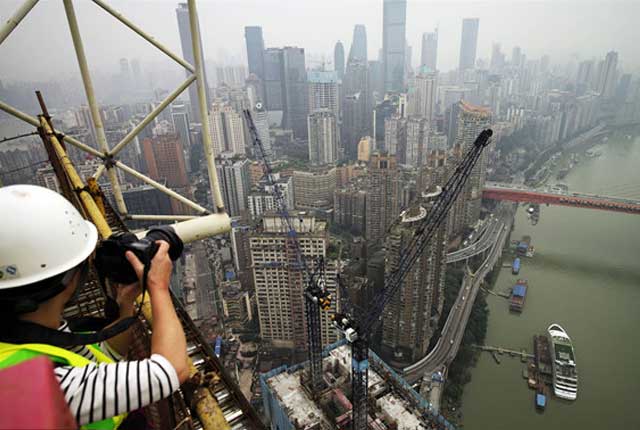 重庆：凌空250米 35名摄影师登“水晶连廊”拍两江美景