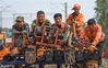 2018年10月13日，南昌局集团有限公司首次在沪昆铁路进行成组更换30号提速道岔施工现场。
图为2018年10月13日，南昌，施工作业人员运送作业机具。视觉中国