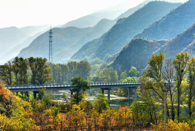 北京：京西门头沟109国道沿途秋景如画