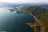 2018年10月12日，蜿蜒在千岛湖中的江西九江的永武高速公路与庐山西海秋意渐浓的植被交相辉映（无人机航拍）。