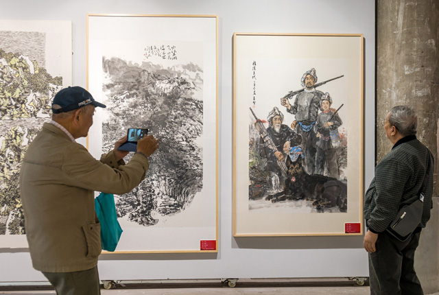 上海市民艺术大展开幕 吸引市民前去参观