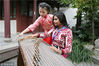 2018年10月14日，江苏南通，来自印度、哈萨克斯坦等13个国家的30多位外国友人参加了“爱上南通——重阳传统文化中外交流活动” ，感受中国传统文化的魅力。