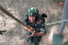 2018年10月13日，武警南宁支队特战队员正在进行攀登训练。