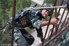 2018年10月13日，武警南宁支队特战队员正在进行攀登训练。