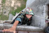 2018年10月13日，武警南宁支队特战队员正在进行攀爬阳台训练。