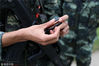 2018年10月13日，武警南宁支队特战队员正在装填子弹。