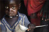 当地时间2017年3月10日，南苏丹联合省，一名小男孩吃着勺中的食物。受冲突和干旱等因素影响，南苏丹部分地区发生饥荒，大量人口面临饥饿风险。