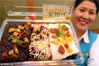 2008年10月5日，北京，老字号护国寺小吃店的服务员展示重阳糕。