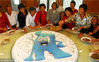 2009年10月26日，上海，老人在和厨师一起制作“海宝重阳糕”。当日，是传统的重阳节，浦江镇在永建村申竹农家乐举行重阳节里迎世博活动。来自当地十里八乡的600多位农村里的老年人欢聚一堂，做重阳糕、看沪剧、听地方戏。永建村的老年人还自编、自演了迎世博的文艺节目和小品，庆祝重阳节。