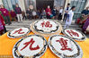 2015年10月20日，浙江金华，义乌怡乐新村，四百多位老人围着一组名为“五福呈祥”的五个巨型重阳糕前。三溪堂国药馆庆祝重阳节，为老人们定制一组名为“五福呈祥”的五个巨型重阳糕。