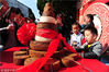 2017年10月28日，江苏苏州，太仓百名老人一起分享99公斤重的重阳糕。