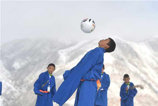青海海南州：乡村足球少年齐聚雪域高原“以球会友”